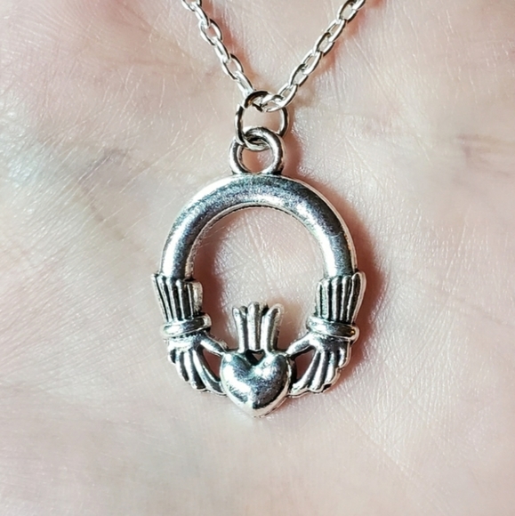 NWOT Silver Celtic Claddagh Necklace - Picture 6 of 13